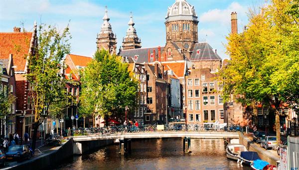 Amsterdam: Tradition and modernity surrounded by canals and diamonds.
