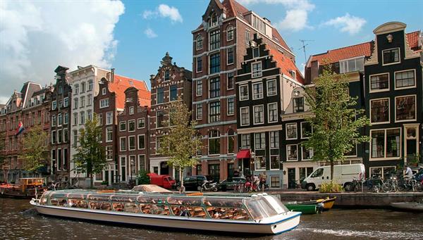 Amsterdam: Canal boat trip (optional).