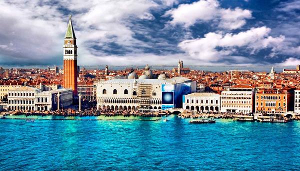 Venecia: La fascinación y la elegancia en un paseo de góndolas y música.