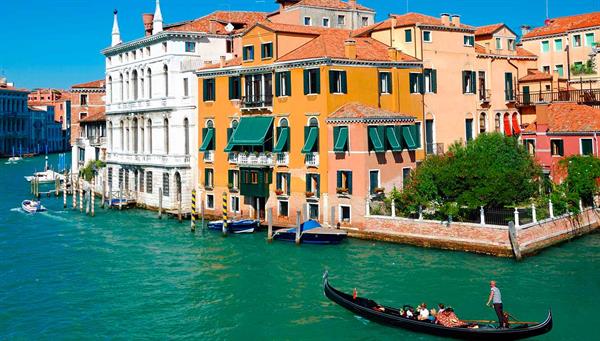 Venice: Gondola trip (optional).