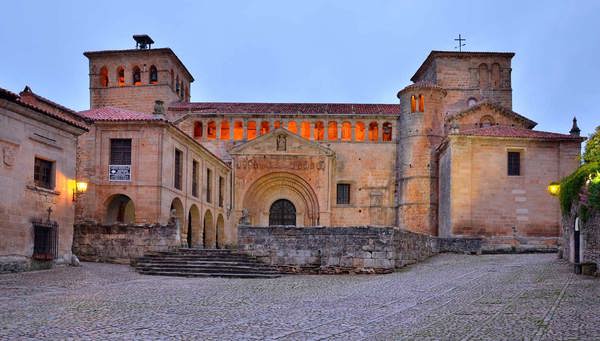 Santillana del Mar: Museo vivo en una villa medieval.