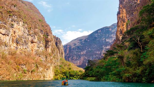Cañón del Sumidero: En lancha conocemos este impresionante cañón de casi 1 km de profundidad y 14 km de longitud. 