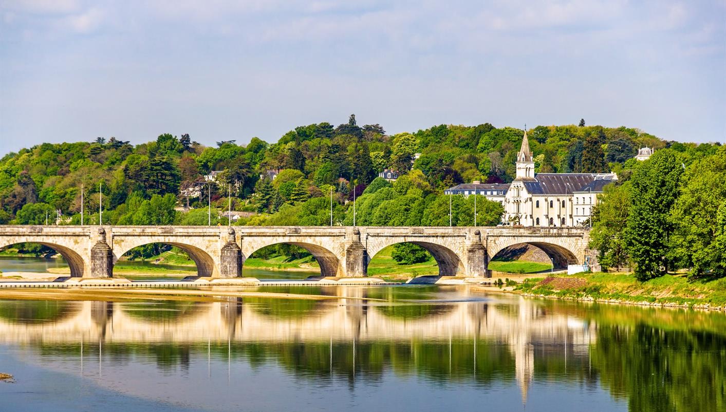 header picture of tour Chartres and Loire Region