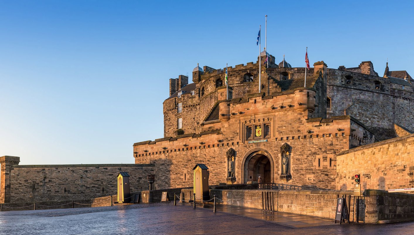 paquete turistico Inglaterra, Escocia e Irlanda  y Capitales Imperiales con avión Fin Praga
