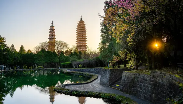 China y Laos: Dos Mundos, Un Viaje