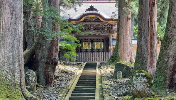 Japón Feudal con Alpes Japoneses