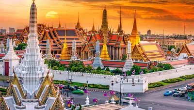 La influencia en el arte, la política, moda, educación y entretenimiento, así como en los negocios, le ha proporcionado a Bangkok el estatus de ciudad global
