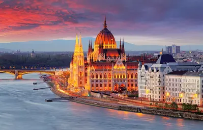 Parlamento húngaro, Budapest reinando sobre el Rio Danubio
