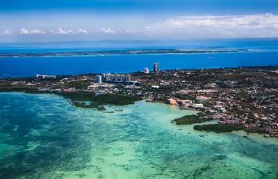 Panorama de la ciudad de Cebú en Filipinas. Es el segundo centro metropolitano más importante del país y su principal puerto marítimo.
