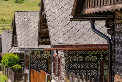 Conocida por sus casas tradicionales de madera decoradas.