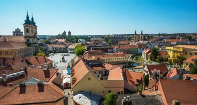 La ciudad de Eger, en el norte de Hungría. Paisaje urbano en verano