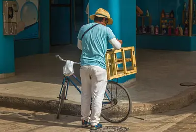 Vendedor ambulante en la ciudad de Guaimaro, Cuba.
