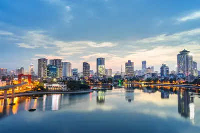 Hanoi: Famosa por su arquitectura centenaria y su rica cultura.
