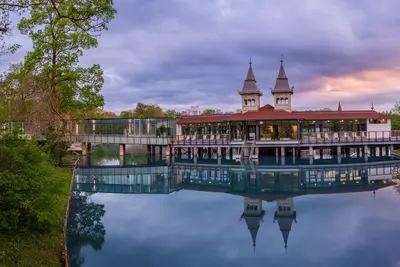 El lago Heviz es el segundo lago termal más grande del mundo