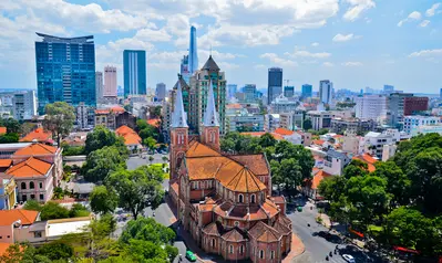 Ho Chi Minh: Destaca por sus monumentos coloniales franceses, como la catedral de Notre Dame.
