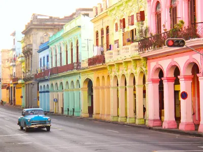 Coches viejos clásicos y edificios coloridos tradicionales en el centro de La Habana, Cuba