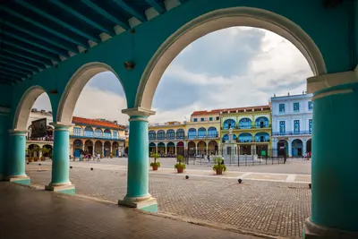 Plaza Vieja desde el porche de la Fototeca de Cuba, La Habana Vieja, Cuba.
