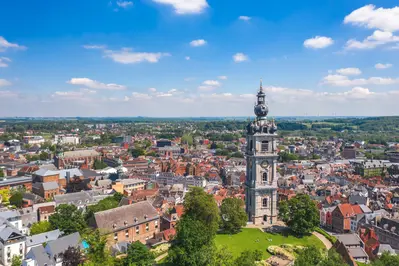 Vista panorámica aérea de verano sobre el casco antiguo de Mons