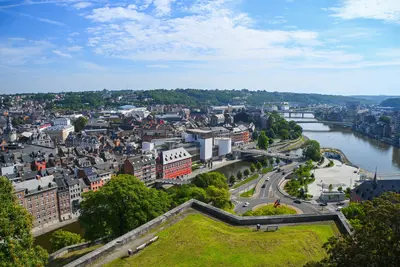La ciudad de Namur y el río Mosa visto 