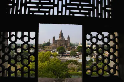 Vista desde una ventana tallada de Raj Mahal al templo Chaturbhuj en Orchha, India.