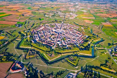 Ciudad de Palmanova murallas de defensa y vista aérea de trincheras