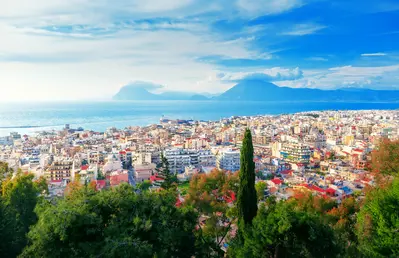Patras nos espera en la Costa de Navarino, Grecia.
