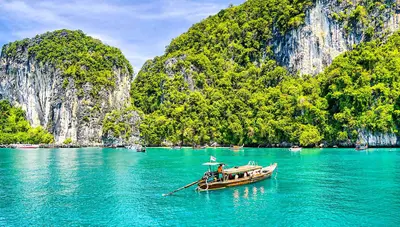 Phuket, bautizada también como la “perla de Andamán”, el mar que la baña, destaca por sus inconfundibles bahías de arena blanca y aguas de azul turquesa
