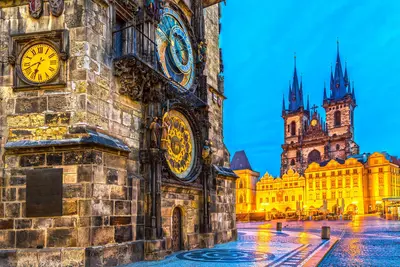 Uno de los relojes más famosos del mundo, el de la plaza central de Praga, República Checa
