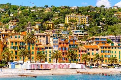 Fachadas de color pastel en Sta. Margarita Ligure, destino de vacaciones de verano.
