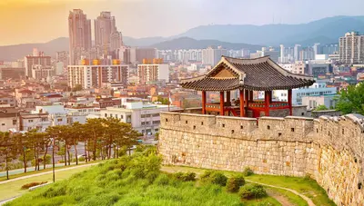 Suwon: We visit the impressive wall with its fortifications and the Hwaseong Haenggung summer palace
