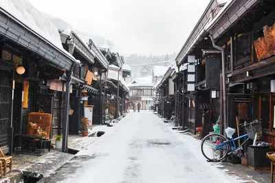 Casas de madera en el histórico pueblo de Takayama en Japón el día del invierno.
