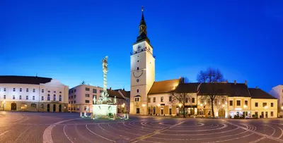 Ciudad de Trnava - Eslovaquia, plaza principal con torre