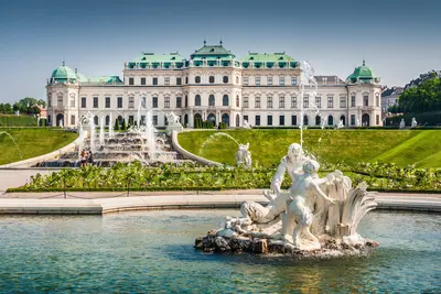 Hermosa vista del famoso Schloss Belvedere, construido por Johann Lukas von Hildebrandt como residencia de verano para el Príncipe Eugenio de Saboya, en Viena.

