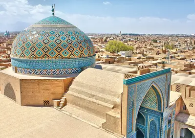 Yazd: Una ciudad histórica viva e integrada en el desierto iraní.