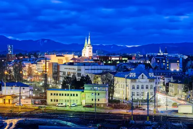Vista nocturna de la ciudad de Zilina