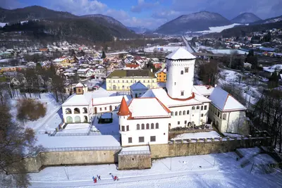 Vista aérea más amplia del histórico castillo de Budatin cerca de Zilina