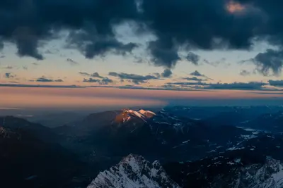 Zugspitze: Las hermosas montañas nevadas de Zugspitze en los Alpes alemanes.
