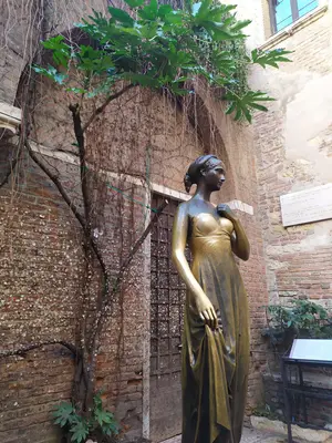 Verona<i>  by Raquel</i>