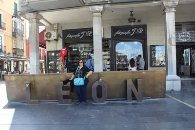 León<i>  by Salvarado</i>